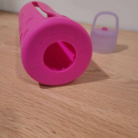 Lululemon pink silicone water bottle sleeve with matching lid - Picture 4 of 9
